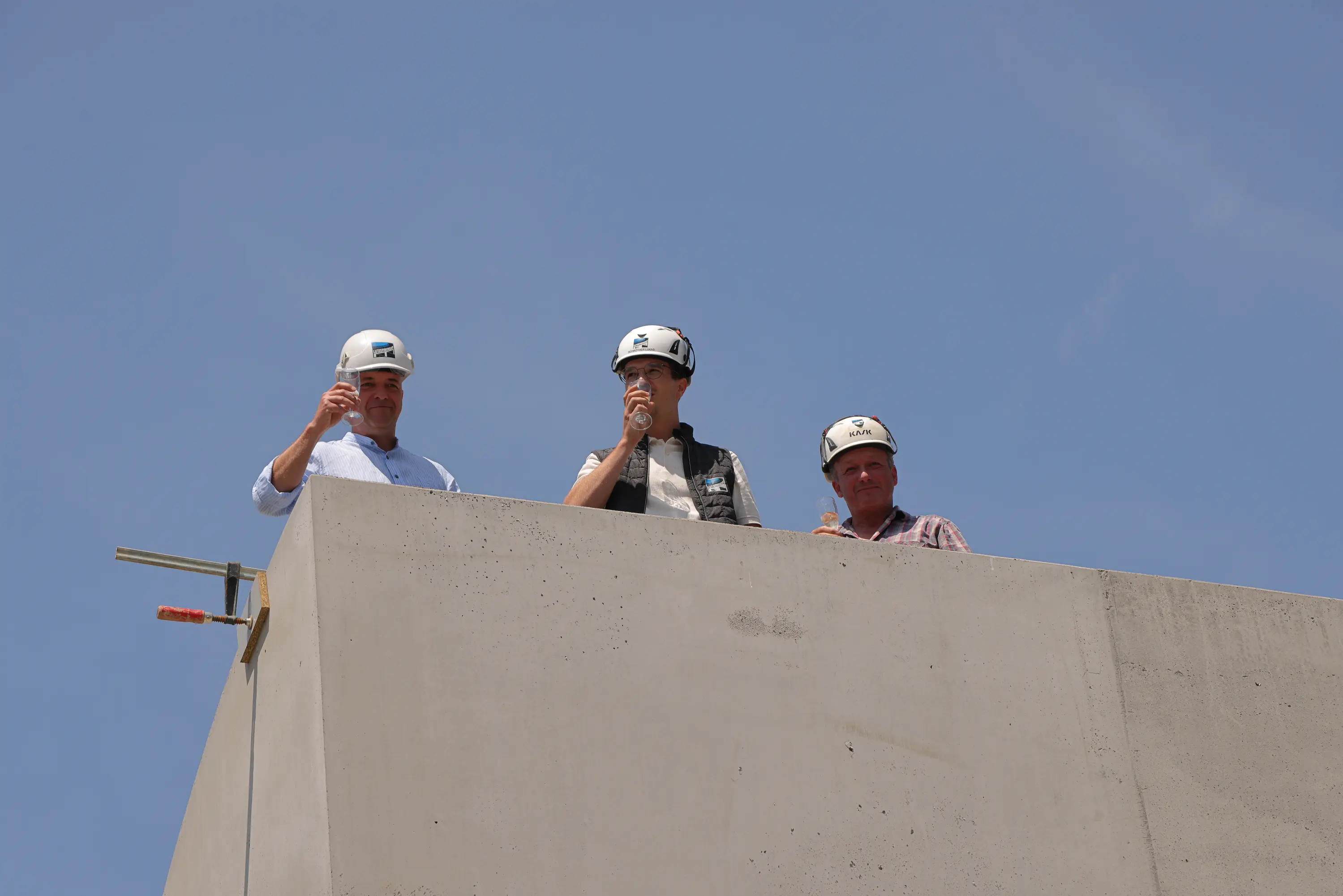 <p>A roof for birthday<br>A topping-out ceremony</p>